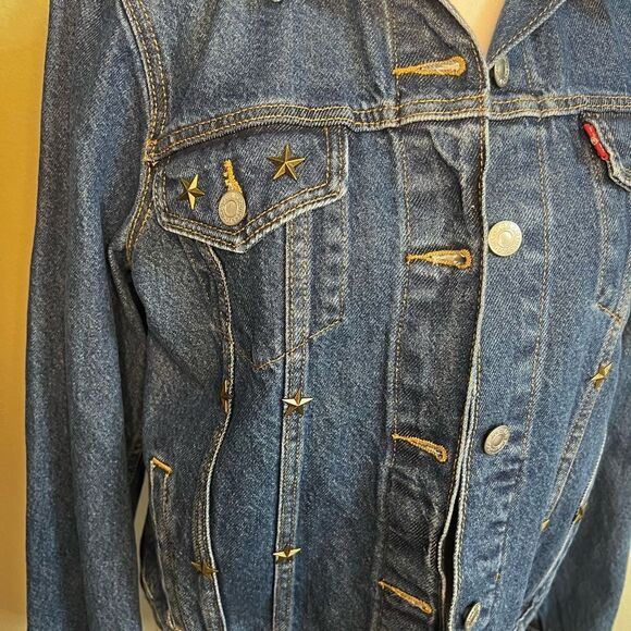 Levi's Jacket Women's Medium Type 3
Trucker Blue Denim Jean large with gold star - Picture 7 of 16